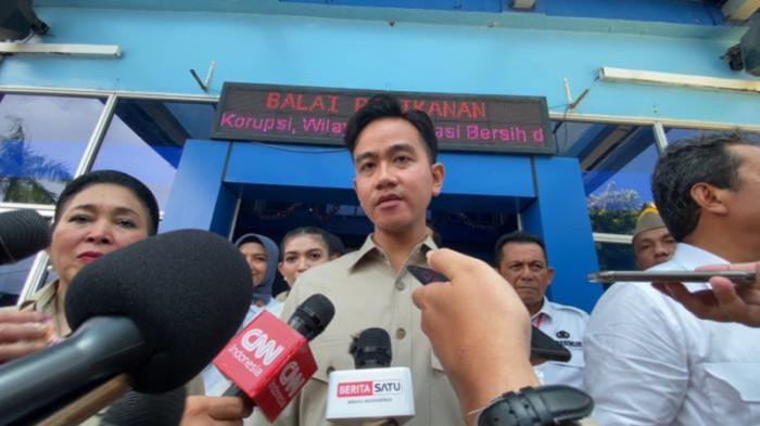 REAKSI GIBRAN - Wakil Presiden RI sekaligus putra sulung dari Presiden ke-7 RI Jokowi, Gibran Rakabuming Raka, merespons soal aksi Roy Suryo dan Tifauzia Tyassuma atau dr Tifa yang mengunjungi makam keluarga Jokowi di kawasan Selokaton, Gondangrejo, Karanganyar, Jawa Tengah, pada Selasa (7/10/2025).