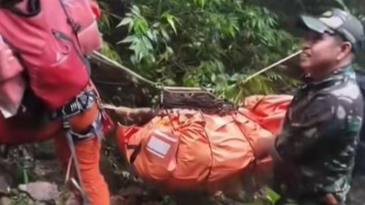 PROSES EVAKUASI JENAZAH - Tim SAR berhasil menemukan satu jenazah dalam insiden jatuhnya pesawat ATR 42-500. Jenazah tersebut berada sekitar 200 meter di bawah tebing yang curam.