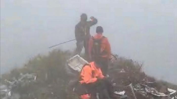 PESAWAT JATUH: Satu dari 10 korban penumpang pesawat ATR 42-500 milik Indonesia Air Transport (IAT)ditemukan Tim SAR gabungan, Minggu (18/1/2026). Pesawat jatuh di kawasan Gunung Bulusaraung, Sulawesi Selatan, Sabtu (17/1/2026), 