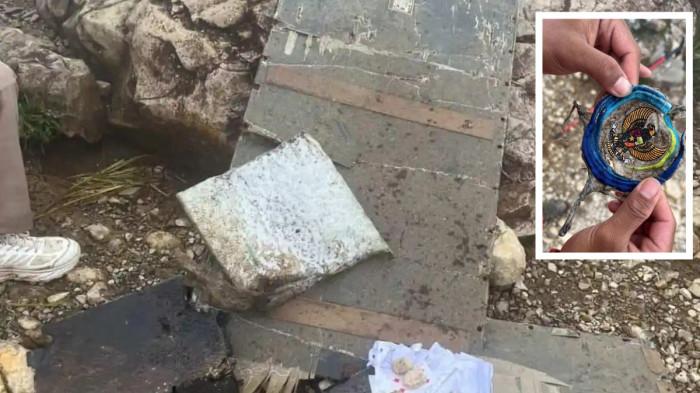 SERPIHAN PESAWAT - Penampakan serpihan pesawat dan potongan baju berlogo Kementerian Kelautan dan Perikanan (KKP) di kaki Gunung Bulusaraung Kabupaten Pangkep, Sulawesi Selatan (Sulsel), Sabtu (17/1/2026) sore. Lokasi itu diduga titik jatuhnya pesawat ATR 42-500 milik maskapai Indonesia Air Transport.