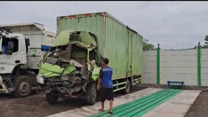 ilustrasi truk ringsek kecelakaan maut tol cipularang
