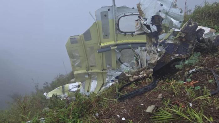 Puing Pesawat - Serpihan Bangkai Pesawat mulai Ditemukan Pukul 08.10 Wita di sekitar Puncak Bulusaraung, Kabupaten pangkep, Sulawesi Selatan.  pesawat ATR 42-500 yang dioperasikan Indonesia Air Transport dilaporkan mengalami hilang kontak di wilayah Sulawesi Selatan saat dalam penerbangan menuju Bandara Sultan Hasanuddin, Makassar.
