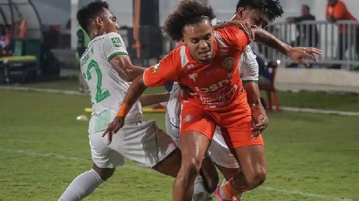 Pemain Persiraja Banda Aceh dan PSMS Medan saling berebut bola