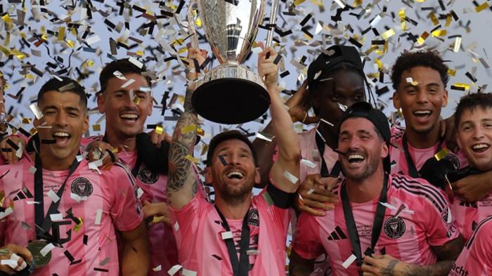JUARA MLS 2025 - Kegembiaraan Lionel Messi saat angkat trofi MLS 2025 bersama Inter Miami pada Minggu (7/12/2025) setelah mengalahkan Vancouver 3-1 di laga final.