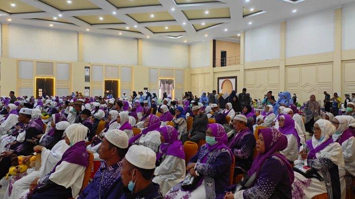 JAMAAH HAJI GORONTALO : Jamaah Haji Gorontalo Kloter 32 Tiba di Asrama Haji Gorontalo, Jumat (4/7/2025).