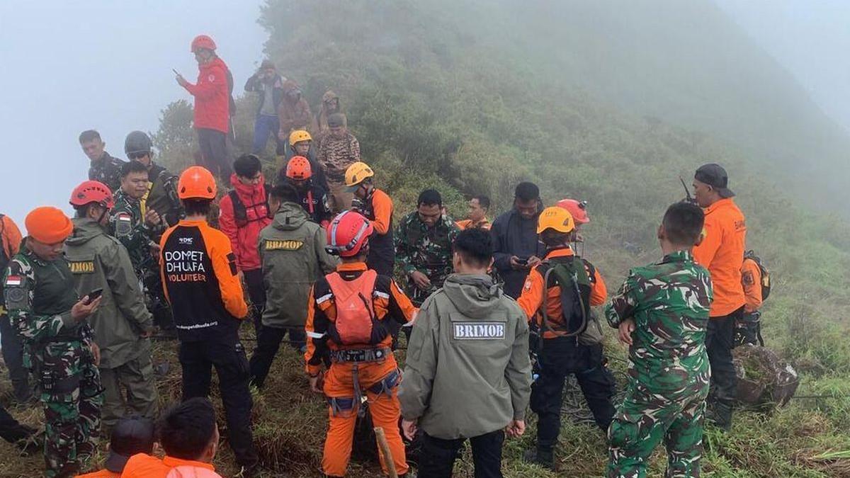 PESAWAT JATUH - Tim SAR gabungan melakukan evakuasi terhadap puing-puing pesawat ATR 42-500 dari kawasan lereng pegunungan Bulusaraung, Sulawesi Selatan (Sulsel). Minggu (18/1/2026).(Dokumentasi/Basarnas Makassar)