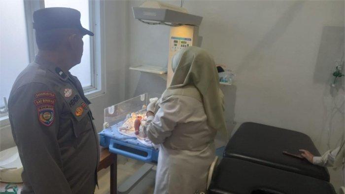 PENEMUAN BAYI- Bayi yang ditemukan dalam kardus mendapatkan perawatan di Puskesmas Pakan Kamis yang berada di Jalan Syeikh Muhammad Nurdin, Jalan Raya Pakan Kamis, Kecamatan Tilatang Kamang, Kamis (15/1/2026).