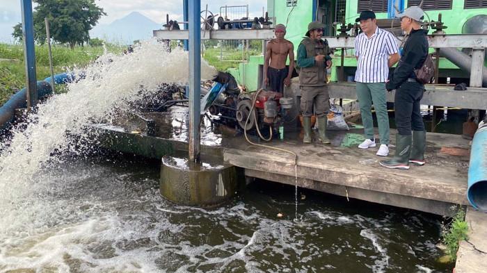 MASTERPLAN - Bupati Sidoarjo Subandi dan Kalaksa BPBD Sidoarjo Sabino Mariano, saat mengecek rumah pompa di Kedungbanteng, Sidoarjo, Jawa Timur, beberapa waktu lalu. Pemkab Sidoarjo menyiapkan masterplan untuk menangani banjir dari hulu sampai ke hilir