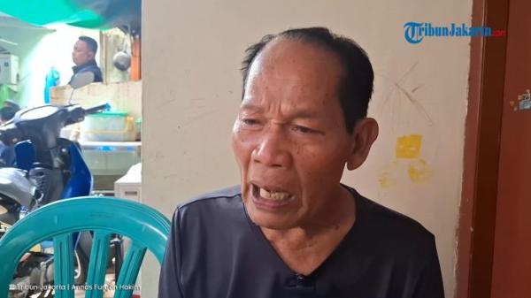 Muhsin (80), ayah pegawai KKP Deden Maulana yang menjadi salah satu penumpang di Pesawat ATR 42-500, menceritakan sosok sang anak di kediamannya di Jalan Mesir II, Pasar Minggu, Jakarta Selatan, Minggu (18/1/2026).