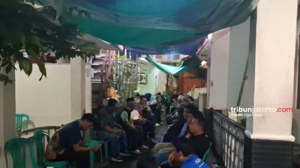 RUMAH DUKA DEDEN - Sampai Minggu (18/1/2026) petang, para kerabat terus mendatangi kediaman Deden Maulana di Jalan Mesir II, Pasar Minggu, Jakarta Selatan.