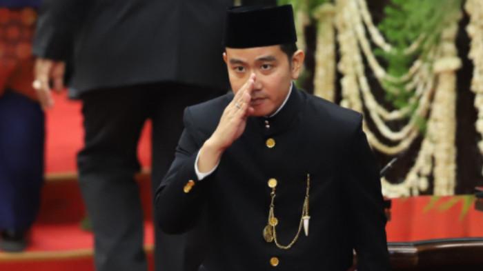 TRAGEI MOBIL MBG - Wakil Presiden Gibran Rakabuming Raka memberi salam disela-sela acara pelantikan Presiden dan Wakil Presiden Republik Indonesia masa bakti 2024-2029 di Gedung Nusantara, Kompleks Parlemen, Senayan, Jakarta, Minggu (20/10/2024). Gibran meminta maaf atas nama pemerintah terkait insiden tragis yang melibatkan mobil pengangkut Makanan Bergizi Gratis (MBG) menabrak puluhan siswa dan seorang guru di SDN Kalibaru 01, Jakarta Utara pada Kamis (11/12/2025).