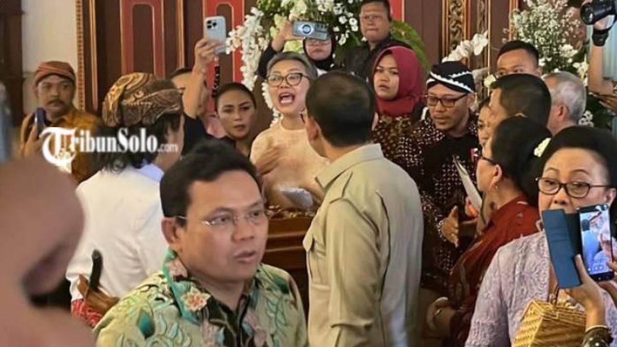 KERATON SOLO - Acara penyerahan Surat Keputusan (SK) penunjukkan KGPH Tedjowulan sebagai pelaksana pelestarian, pengembangan, dan pemanfaatan cagar budaya nasional untuk Keraton Solo pada Minggu (18/1/2026). Kubu PB XIV Purboyo berteriak dan protes ke Fadli Zon.