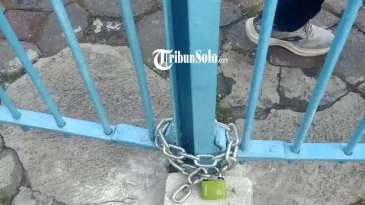 PINTU KERATON SURAKARTA DIGEMBOK. Pintu Keraton Solo digembok pada Sabtu (13/12/2025).