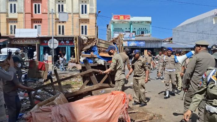 PENERTIBAN - Satpol PP Kota Bengkulu saat penertiban Pasar Panorama pada Selasa (13/1/2026). Pemerintah Kota Bengkulu menertibkan pedagang di kawasan Pasar Panorama pada Selasa (13/1/2026).