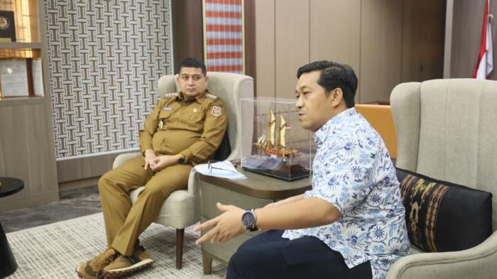 KERJASAMA PEMKOT - Audiensi akademisi Fakultas Ilmu Sosial dan Ilmu Politik (FISIP) Unhas bersama Wali Kota Makassar Munafri Arifuddin di Balai Kota Makassar, Jl Jenderal Ahmad Yani, Senin (19/1/2026). FISIP Unhas menyerahkan policy brief berjudul “Pulau Tak Boleh Tertinggal: Penguatan Komitmen Tata Kelola Pulau yang Adaptif”.