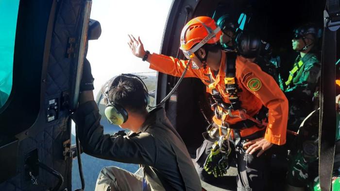 PESAWAT JATUH - Helikopter Caracal digunakan untuk pemantauan udara dalam operasi pencarian serpihan pesawat ATR 42‑500, Minggu (18/1/2026).  Tim SAR temukan jendela hingga ekor pesawat ATR 42‑500 di Maros, jadi petunjuk penting pencarian.