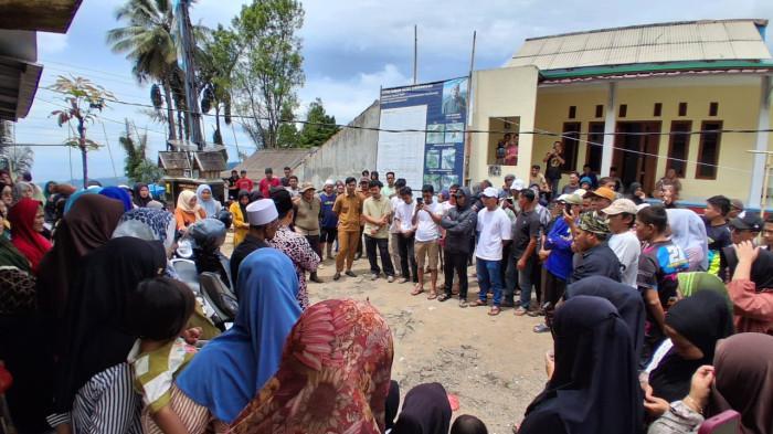 TOLAK GEOTHERMAL - Warga saat mendatangi Kantor Desa Sirnarasa, Kecamatan Cikakak, Kabupaten Sukabumi, mereka menolak dan menuntut Kades Sirnarasa menolak pengeboran panas bumi Geothermal di wilayahnya, Senin (19/1/2026).