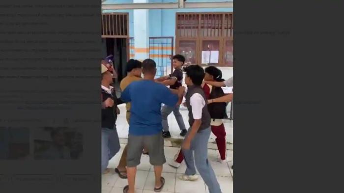 Beredar video seorang guru SMK di Kabupaten Tanjung Jabung Timur (Tanjabtim), Jambi terlibat cekcok dengan sejumlah siswa.