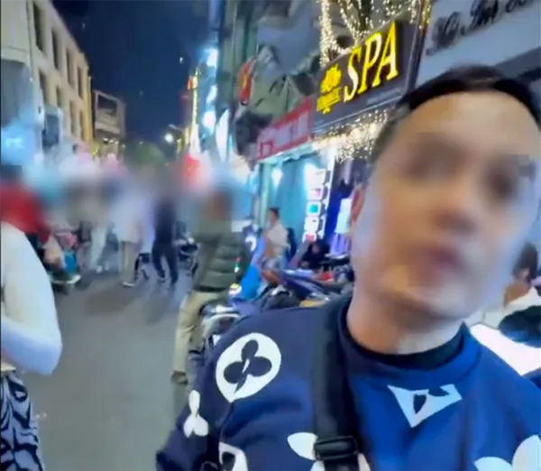 Xử phạt người đàn ông chào mời du khách nước ngoài sử dụng ma túy trên phố cổ Hà Nội - Ảnh 1.