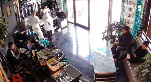 Bắt nhóm người bán hai thiếu nữ vào quán karaoke giá 14 triệu đồng - Ảnh 1.