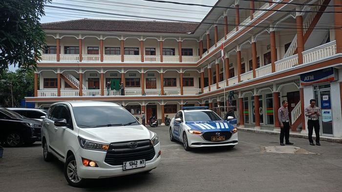 PERSIAPAN KEDATANGAN WAPRES - Sejumlah anggota polisi tengah berjaga jelang kedatangan Wapres RI ke Pondok Pesantren Cipasung, Singaparna, Kabupaten Tasikmalaya, Senin (19/1/2026). Rencananya Gibran Rakabuming Raka akan melakukan kunjungan kerja ke sejumlah tempat di Kota dan Kabupaten Tasikmalaya, Selasa (20/1/2026).