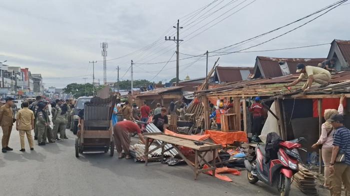 PROGRES PENERTIBAN - Pedagang Pasar Panorama di sekitar Jalan Salak Raya melakukan pembongkaran lapak secara mandiri pada Senin (19/1/2026). Sebanyak 18 pedagang Pasar Panorama di sekitar Jalan Salak Raya melakukan pembongkaran secara mandiri pada Senin (19/1/2026).