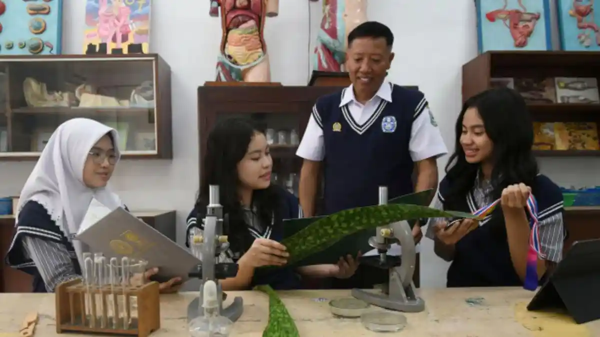 KUNCI JAWABAN FISIKA - Kepala Sekolah SMA Negeri 5 Surabaya Sukirin (dua kanan) mendampingi Zakiyah Rafifah Artanti (kiri), Anggun Widya Damayanti (tengah) dan Kineisha Anindya Alvaretta Sachi menunjukkan penghargaan yang diperoleh pada ajang Bangkok International Intellectual Property, Invention, Innovation and Technology Exposition (IPITEx) 2025, Rabu (12/2/2025). Berikut kunci jawaban soal Aktivitas 3.3 Fisika kelas 11 halaman 72 Kurikulum Merdeka. Soal ini membahas Hukum Newton dan Gaya Resultan. 