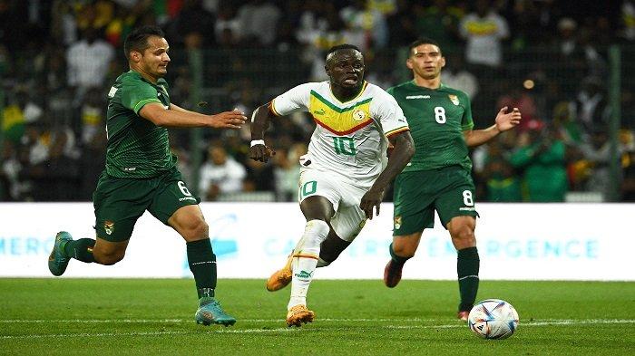 Gelandang Bolivia Leonel Justiniano (kiri) berebut bola dengan pemain depan Senegal Sadio Mane selama pertandingan sepak bola persahabatan antara Bolivia dan Senegal di Orleans, Prancis tengah, pada 24 September 2022.Christophe ARCHAMBAULT / AFP