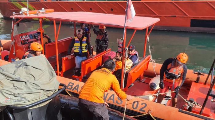 Proses evakuasi kru Kapal LC Astrolabe yang mengalami masalah kesehatan.(Istimewa/Humas SAR Denpasar)