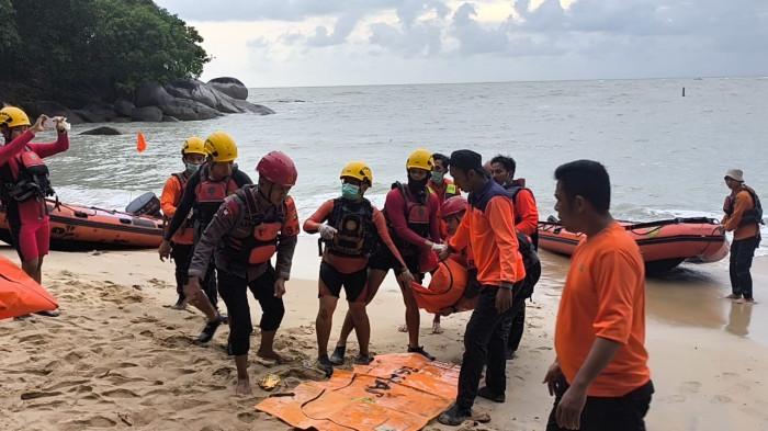EVAKUASI MAHASISWA TENGGELAM - Proses evakuasi mayat Muhammad Aditya atau Adit (19), mahasiswa Polman Babel yang hilang tenggelam di kawasan Pantai Teluk Uber Sungailiat. Mayat ditemukan Tim SAR Gabungan, Rabu (14/1/2026) pagi tadi.