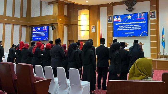 PEJABAT PEMPROV SULTRA - Sejumlah pejabat lingkup Pemerintah Provinsi Sulawesi Tenggara (Pemprov Sultra) mengikuti pelantikan di Ruang Pola Kantor Gubernur Sultra, Kompleks Bumi Praja, Kelurahan Andounohu, Kecamatan Poasia, Kota Kendari, Senin (19/01/2026) petang. Gubernur Sultra Andi Sumangerukka (ASR) akan melantik sejumlah pejabat pimpinan tinggi pratama atau eselon II, seperti kepala dinas, kepala badan, kepala biro, hingga direktur.(TribunnewsSultra.com/Dewi Lestari)