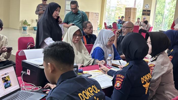 PESAWAT JATUH  - Sejumlah keluarga korban pesawat ATR 42-500 jalani proses pengecekan DNA di Biddokkes Polda Sulsel, Jl Kumala, Makassar, Senin (19/1/2026). Pesawat ATR 42-500 bermuatan 10 orang jatuh di Bulusaraung, Pangkep, Sabtu (17/1/2026).