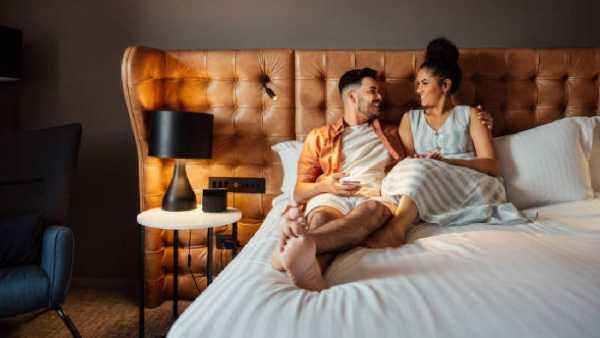 सर्वात प्रथम हॉटेल रूममध्ये प्रवेश करताच लाईट बंद करा आणि पडदे ओढून घ्या. त्यानंतर मोबाईलचा फ्रंट कॅमेरा सुरू करा. अनेक छुपे कॅमेरे अंधारात इन्फ्रारेड लाइट वापरतात. ही लाइट मानवी डोळ्यांना दिसत नाही मात्र मोबाईल कॅमेऱ्यावर लाल किंवा जांभळ्या ठिपक्यांच्या स्वरूपात दिसू शकते.