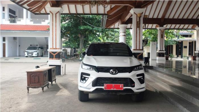 LENGANG - Dua mobil baik mobil dinas maupun mobil pribadi Bupati Pati Sudewo terparkir di Halaman Pendopo Kantor Bupati Pati, Senin (19/1/2026). Keberadaan Bupati misterius, suasana di sekitar pendopo pun lengang, sepi.