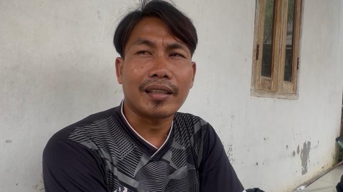 Nurdin, Anak dari almarhum Sajim, yang makamnya dibongkar oleh orang tak dikenal di Desa Junti, Kecamatan Jawilan, Kabupaten Serang, Senin (19/1/2026).