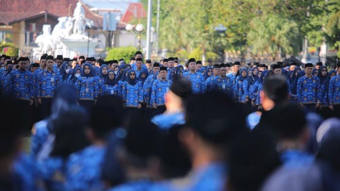 APEL - Ilustrasi ASN Pemkab Ponorogo saat apel di depan Pendopo Pemkab Ponorogo, Jalan Alun-alun utara, Kelurahan Mangkujayan, Kecamatan/Kabupaten Ponorogo, Jatim beberapa waktu lalu. Seleksi CPNS Pemkab Ponorogo 2024 yang diagungkan bersih dari KKN ternoda. Pegawai Negeri Sipil (PNS) Pemerintah Kabupaten (Pemkab) Ponorogo diduga menjadi calo para peserta rekrutmen Calon Pegawai Negeri Sipil (CPNS) 2024. 