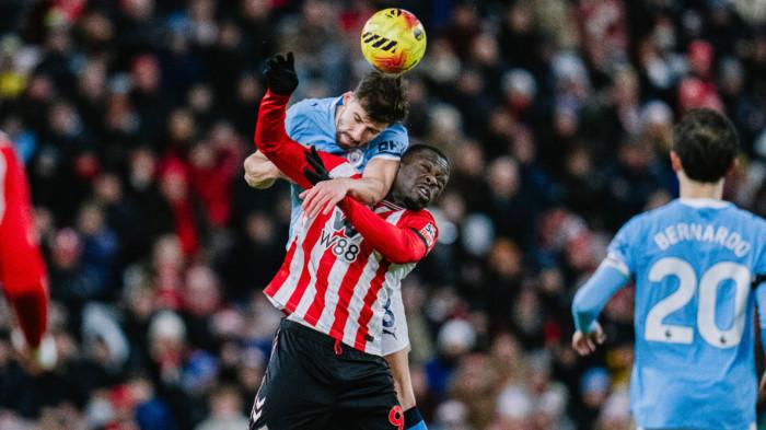 BERDUEL - Aksi bek Manchester City, Ruben Dias (belakang) saat berduel melawan penyerang Sunderland, Brian Brobbey pada pertandingan pekan ke-19 Liga Inggris, Jumat (2/1/2026) dini hari WIB. Manchester City hanya mampu meraih hasil imbang 0-0 di markas Sunderland.