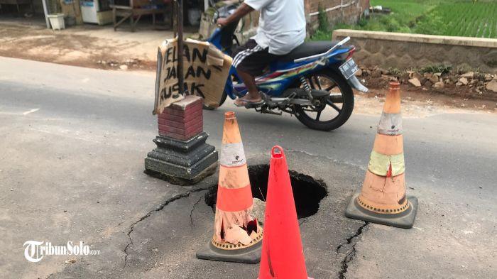 RUSAK - Lubang menganga di jalan Metuk-Mudal, kecamatan Mojosongo, Jumat (16/1/2026). Lubang yang berada di Dukuh Sapiyan, Desa Metuk, ini mulai muncul sejak akhir Desember 2025 lalu.