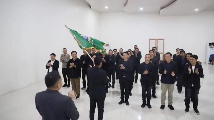 PENGUKUHAN - Bupati Minahasa Tenggara (Mitra) Ronald Kandoli  asdh