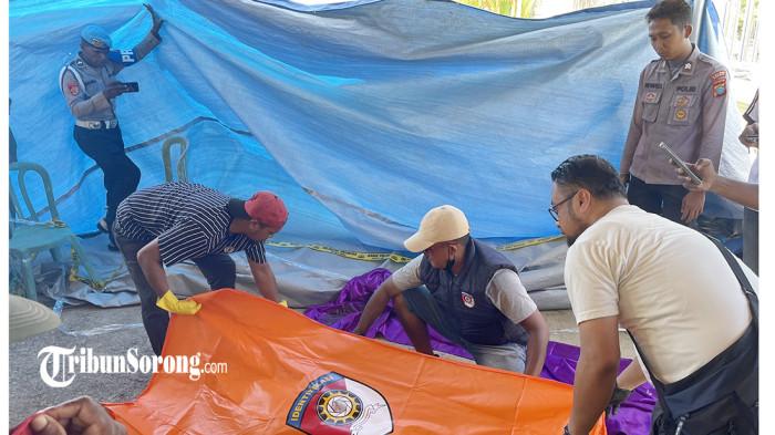 EVAKUASI KORBAN - Tim identifikasi Polres Sorong mengevakuasi perempuan korban penikaman di depan Gereja Katolik Paroki Santo Bernardus Aimas, Kabupaten Sorong, Papua Barat Daya, Minggu (18/1/2026) pagi. Korban sempat lari usai ditikam sebelum ambruk di halaman dekat pintu masuk gereja sebelum akhirnya meninggal dunia.