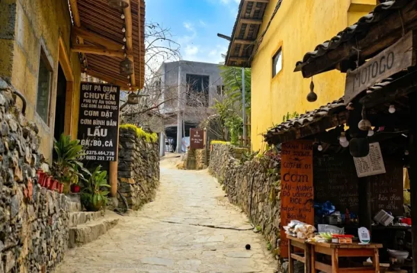 Ngôi nhà xây mới giữa làng Lô Lô Chải khiến dân mạng xốn con mắt - Ảnh 1.