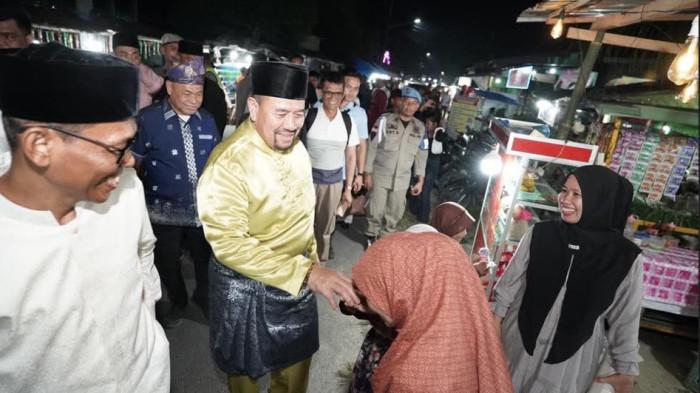 Bupati Batubara, Baharuddin Siagian meninjau dan mengecek pedagang lemang dan tapai di event budaya pesta tapai, Desa Dahari Selebar, Kecamatan Talawi, Kabupaten Batubara.