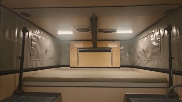 Toyota Hilux - Ảnh 3.