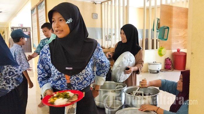 TANTANGAN MBG - Siswa SMPN Terpadu Unggulan 1 Tana Tidung saat makan bersama di asrama sekolah Jalan Perintis, Tideng Pale, Kecamatan Sesayap, Kabupaten Tana Tidung, Kaltara, gambar diambil Kamis (16/1/2025). DPPP Tana Tidung sebut ketersediaan produk pangan lokal untuk MBG masih menjadi PR besar.