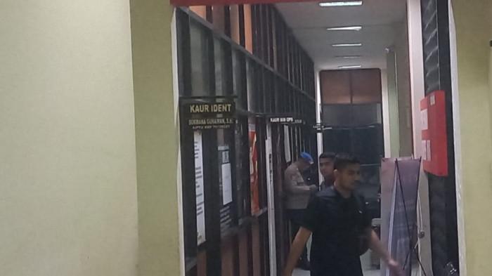 JALANI PEMERIKSAAN - Potret salah satu ruang di Mapolres Kudus dijaga ketat petugas kepolisian, Senin (19/1/2026) malam. Di ruang itu, disebutkan Bupati Pati Sudewo menjalani pemeriksaan seusai terjaring OTT KPK pada Senin (19/1/2026) dini hari.