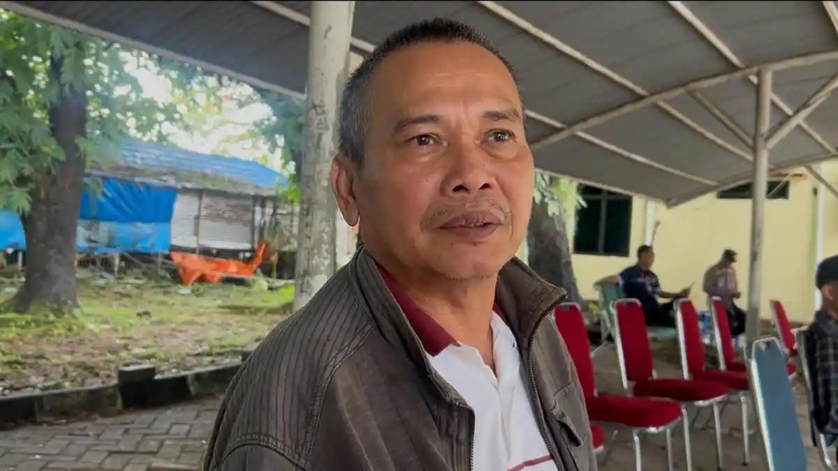 PESAWAT JATUH - Adi Saputra ayah dari pramugari pesawat ATR 42-500, Esther Aprilita S menunggu di Bandara Internasional Sultan Hasanuddin, Makassar, Senin (19/1/2026).