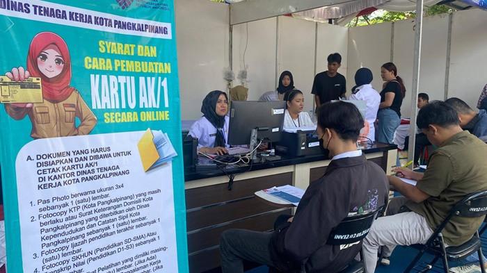 PENCARI KERJA -- Suasana di booth Dinas Tenaga Kerja Kota Pangkalpinang saat melayani pencari kerja yang ingin mencetak Kartu AK1 dalam gelaran Job Fair Pangkalpinang 2025, Rabu (23/7/2025). Kartu AK1 menjadi salah satu syarat utama untuk melamar pekerjaan di berbagai perusahaan.