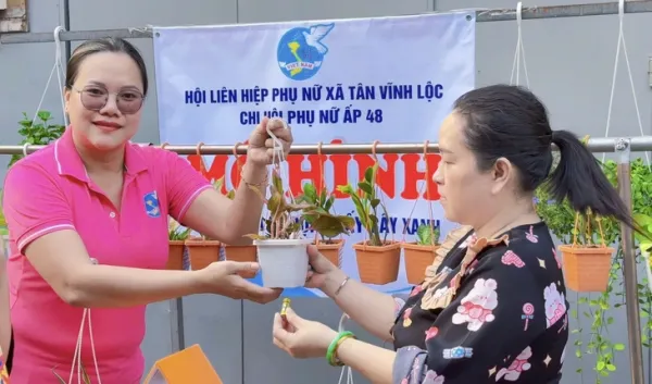 Đổi pin đã sử dụng lấy cây xanh, lan tỏa lối sống xanh ở Tân Vĩnh Lộc - Ảnh 3.