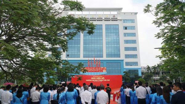 Trường đại học Y Dược Cần Thơ mở rộng tổ hợp xét tuyển, áp dụng V-SAT cho tất cả ngành - Ảnh 1.