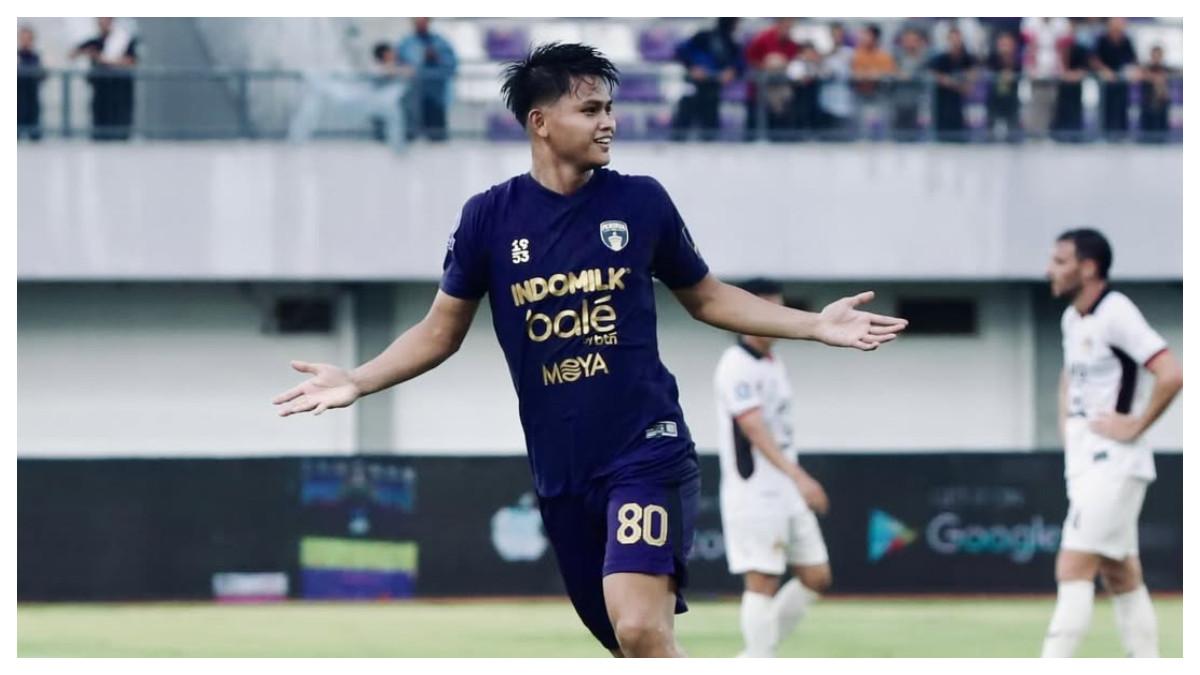 HOKKY CARAKA - Pemain Persita Tangerang, Hokky Caraka saat melawan Persik kediri dalam Super League, minggu (21/12/2025).